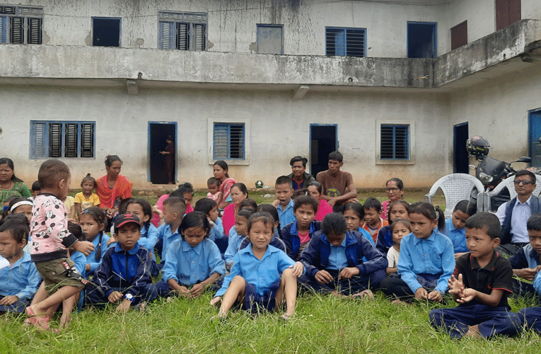 सहाराविहीन विद्यार्थी पढाइरहेका प्रअ भन्छन्-बोर्ड पनि फेर्न सकिएन